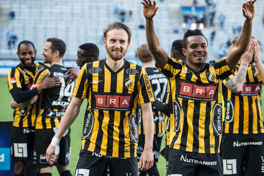 Häckens Simon Sandberg och John Owoeri jublar