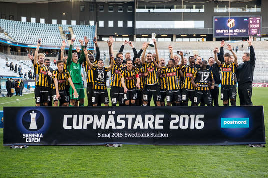 Lagbild. Häckens spelare jublar