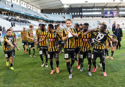 Häckens Simon Sandberg med pokalen
