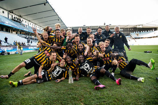 Lagbild. Häckens spelare jublar