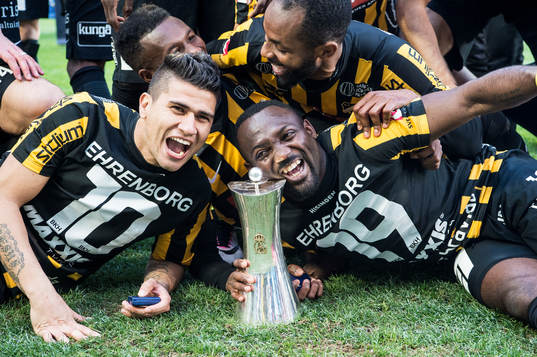 Häckens spelare Paulo de Oliveira och John Owoeri jublar