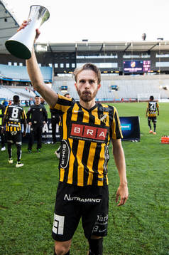 Häckens Simon Sandberg jublar med pokalen