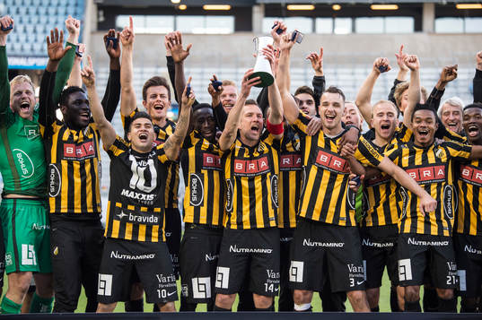 Häckens spelare jublar med pokalen