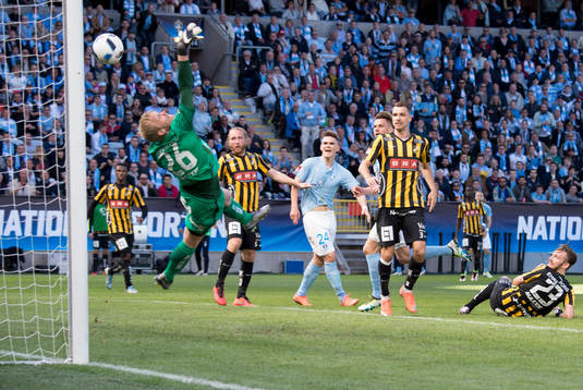 Malmö FFs Markus Rosenberg gör 1-0 på Häckens målvakt
