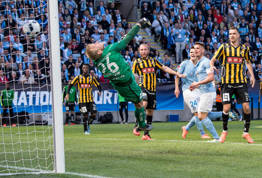 Malmö FFs Markus Rosenberg gör 1-0 på Häckens målvakt