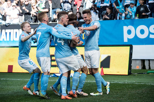 Malmö FFs Markus Rosenberg jublar åt Magnus Wolff Eikrem