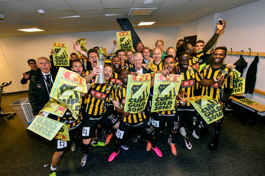 Häcken spelare jublar med pokalen