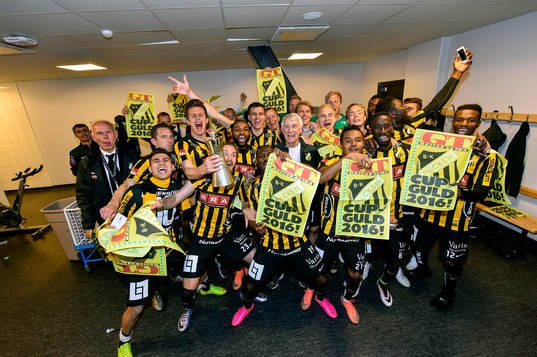 Häcken spelare jublar med pokalen