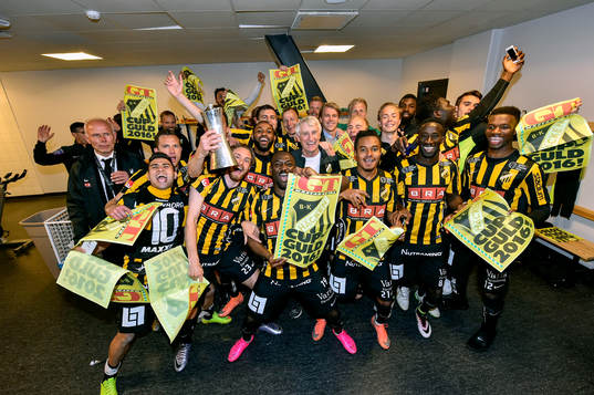 Häcken spelare jublar med pokalen
