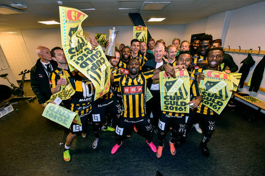 Häcken spelare jublar med pokalen