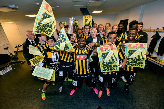 Häcken spelare jublar med pokalen