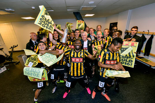 Häcken spelare jublar med pokalen