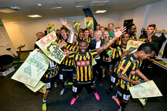 Häcken spelare jublar med pokalen