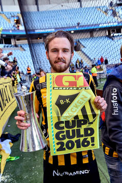 Häcken Simon Sandberg jublar med pokalen
