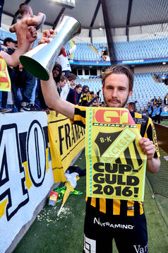 Häcken Simon Sandberg jublar med pokalen