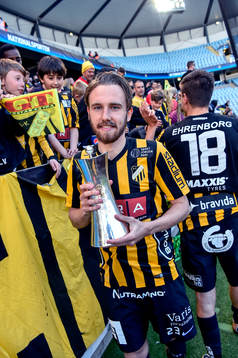 Häcken Simon Sandberg jublar med pokalen
