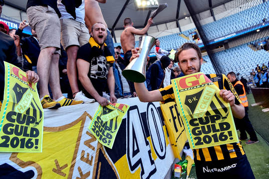 Häcken Simon Sandberg jublar med pokalen