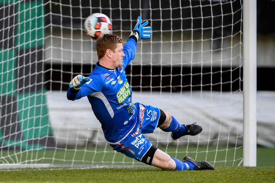 Örgrytes Sebastian Ohlsson (ej i bild) gör 1-0 på straff
