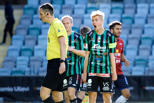 Varbergs Erik Lund reagerar mot domare Nermin Cisic