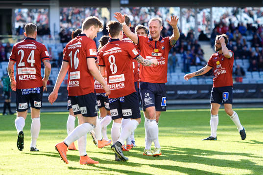 Örgrytes Niklas Klingberg gratulerar Andreas Östling