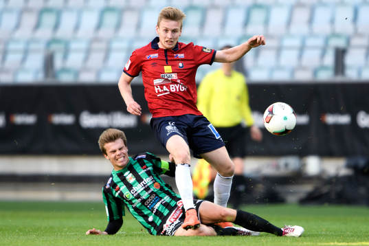 Varbergs Elias Andersson glidtacklar Örgrytes Sebastian