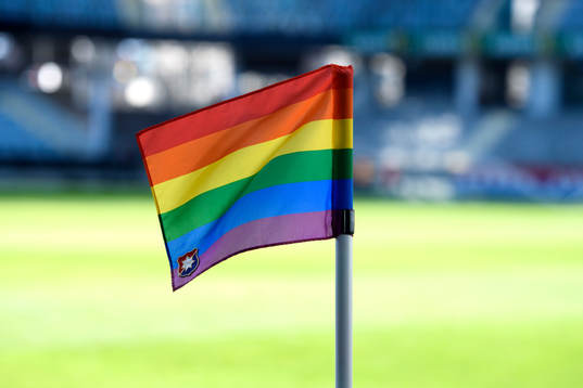 En hörnflagga i regnbågens färger