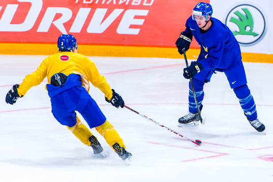 Mikael Backlund bevakas av Niclas Burström