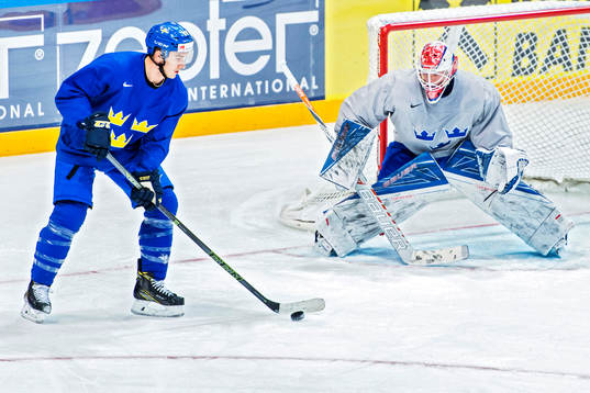 Mikael Backlund framför målvakt Viktor Fasth