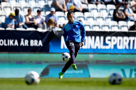 Malmö FFs Tobias Sana värmer upp