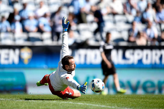 Malmö FFs målvakt Johan Wiland värmer upp