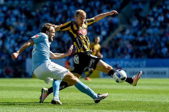 Malmö FFs Magnus Wolff Eikrem och Häckens Kari Arkivuo