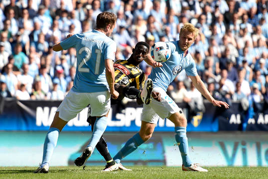 Häckens Demba Savage och Malmö FFs Kari Arnason och Franz