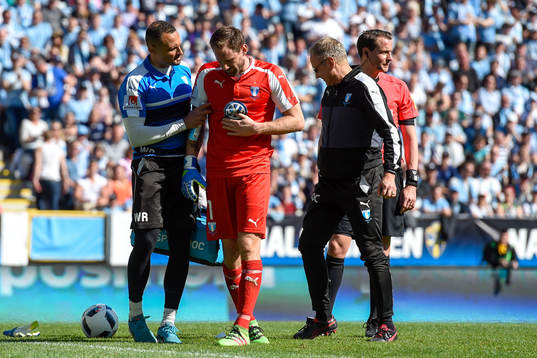 Malmö FFs målvakt Johan Wiland har fått en smäll