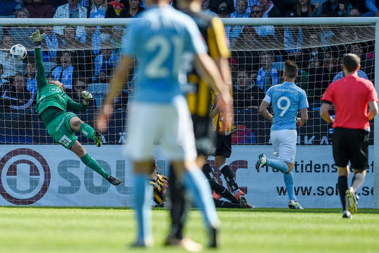 Malmö FFs Markus Rosenberg gör 1-0 bakom Häckens