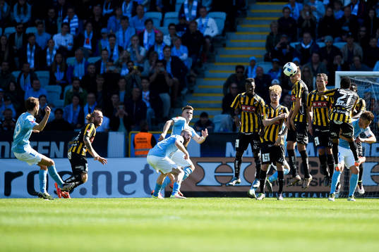 Malmö FFs Magnus Wolff Eikrem gör 2-0 på frispark
