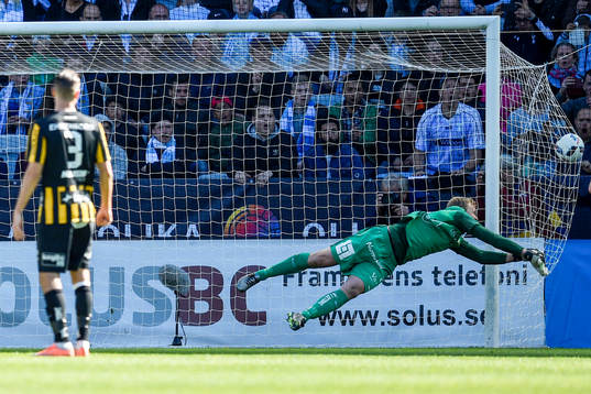 Malmö FFs Magnus Wolff Eikrem gör 2-0 bakom Häckens