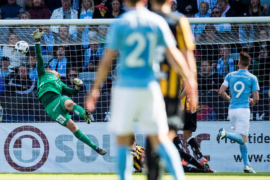 Malmö FFs Markus Rosenberg (th) gör 1-0 bakom Häckens