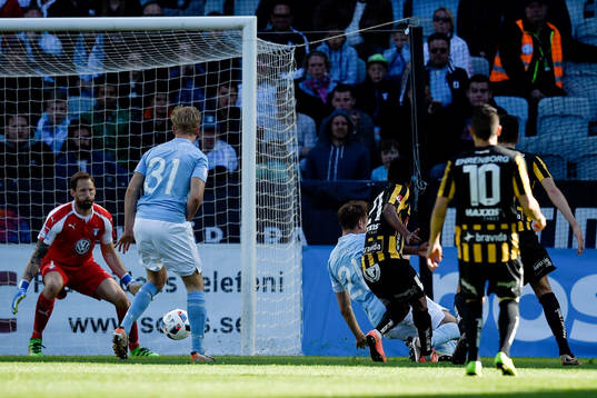 Häckens Nasiru Mohammed gör 2-2 bakom Malmö FFs målvakt