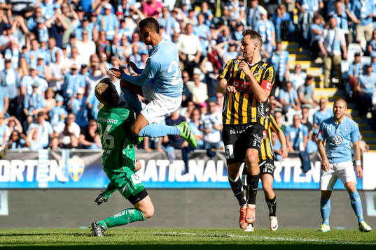 Malmö FFs Tobias Sana krockar med knät före in i