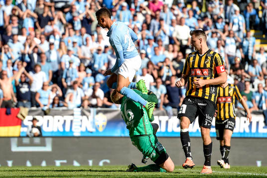 Malmö FFs Tobias Sana krockar med knät före in i