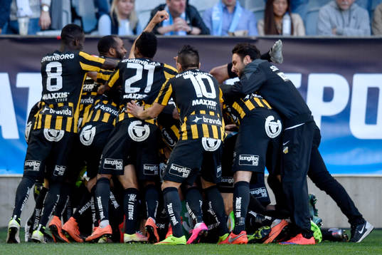 Häckens spelare jublar