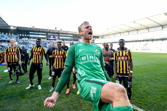 Häckens målvakt Peter Abrahamsson jublar
