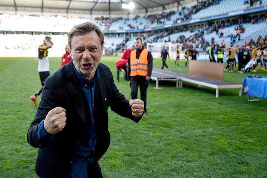 Häckens tränare Peter Gerhardsson jublar