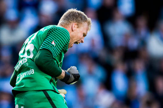 Häckens målvakt Peter Abrahamsson jublar