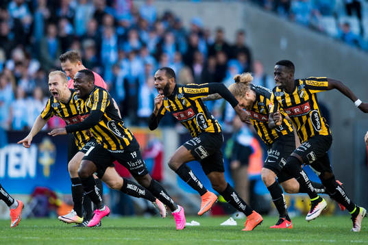 Häckens spelare jublar