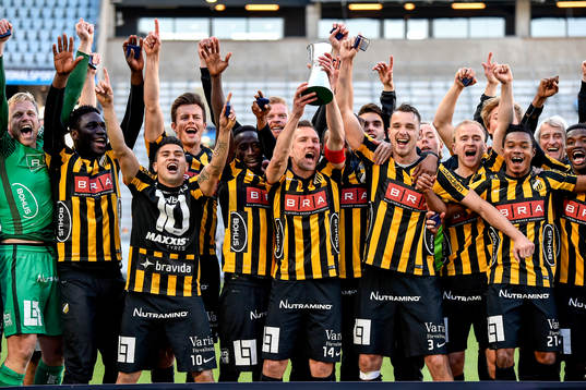 Häckens spelare jublar med pokalen