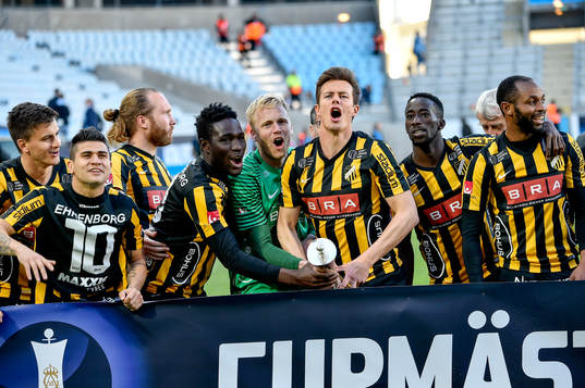 Häckens spelare jublar med pokalen