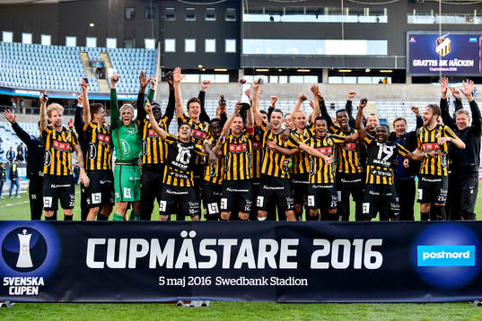 Häckens spelare jublar med pokalen