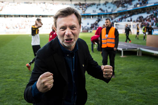Häckens tränare Peter Gerhardsson jublar
