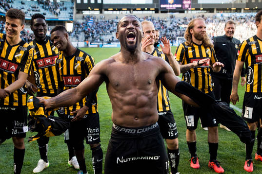 Häckens John Owoeri (m) jublar